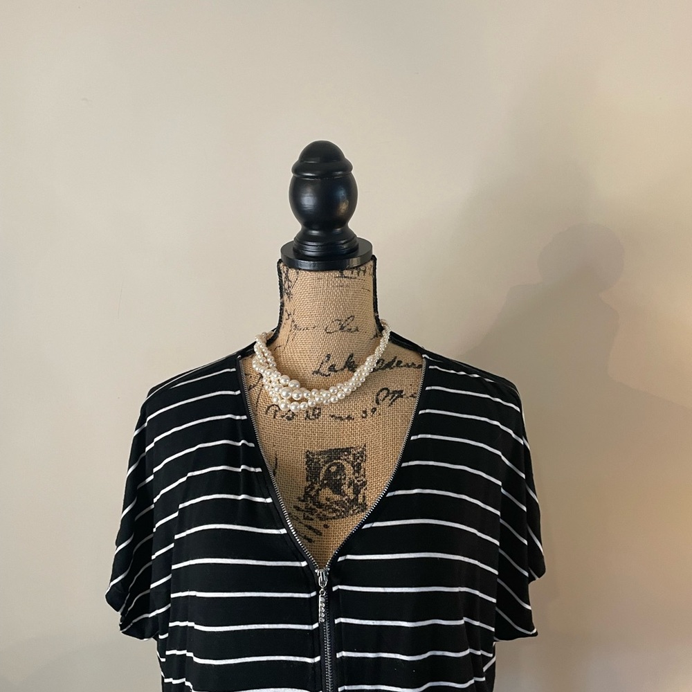 EUC Women’s RETROLOGY Black White Stripe Zipper Collar Top Sz L - Picture 2 of 4